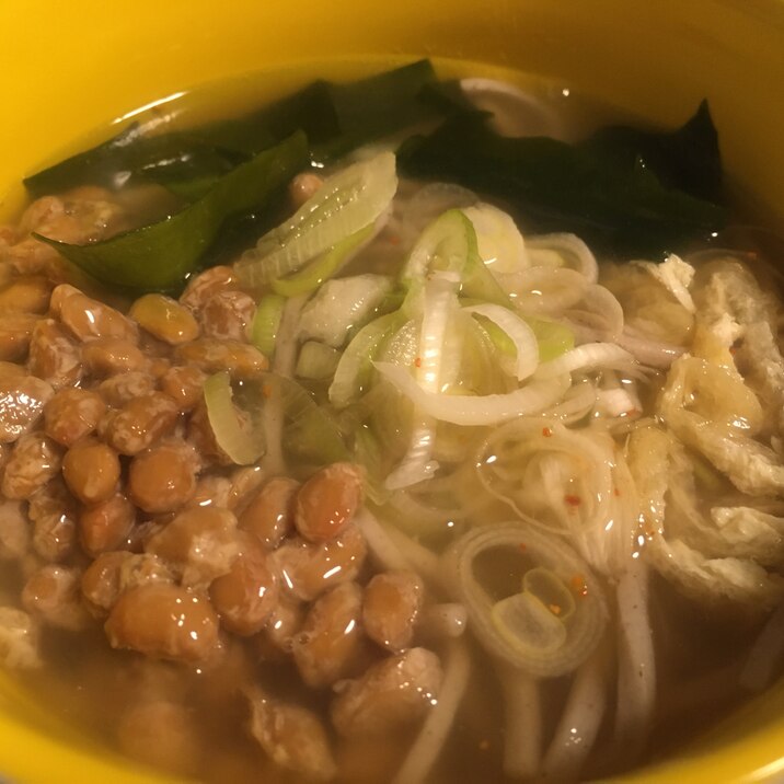 わかめ、ねぎ、油揚げ、の納豆かけそば